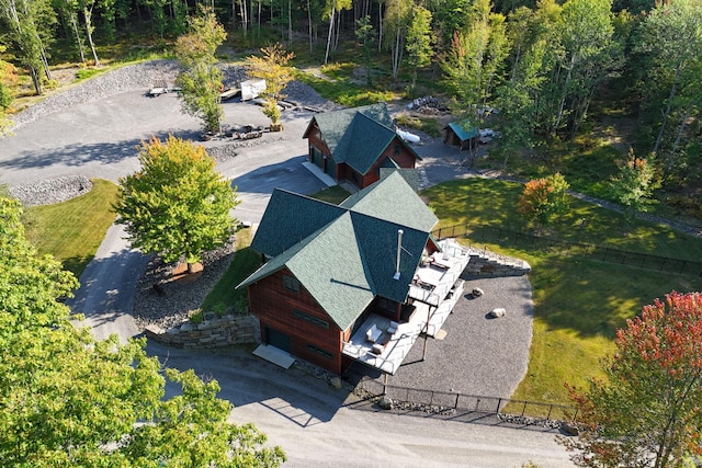 bird's eye view featuring a wooded view