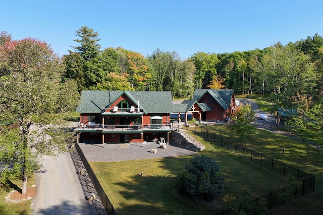 birds eye view of property featuring a wooded view