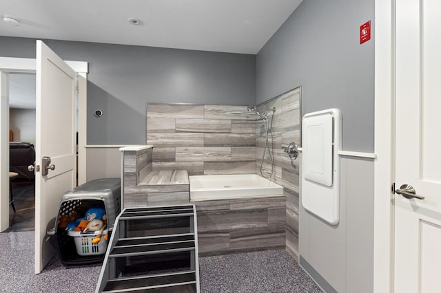 bathroom featuring a tile shower