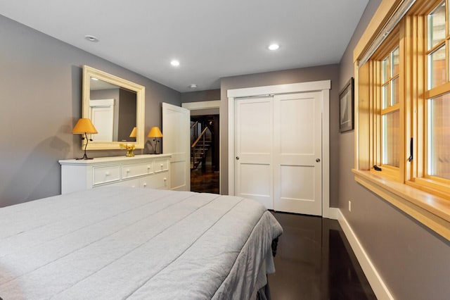bedroom with baseboards, recessed lighting, and a closet