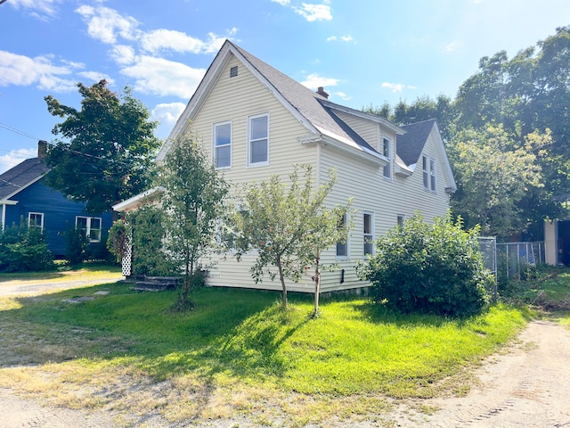 view of front facade featuring a front lawn