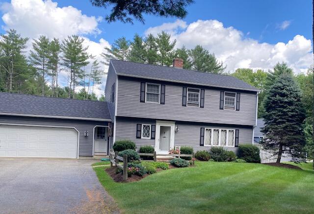 view of front facade featuring a garage and a front yard