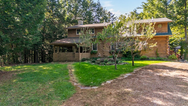 view of front of property featuring a front yard