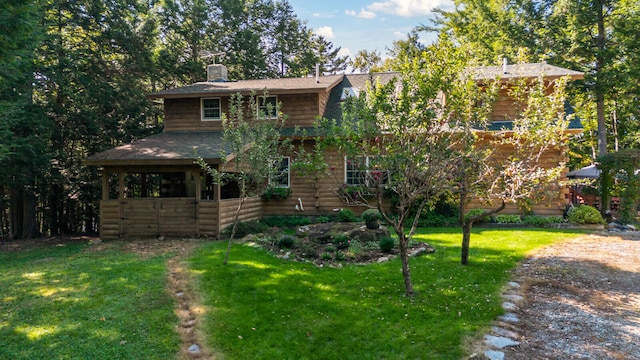 view of front of property featuring a front yard