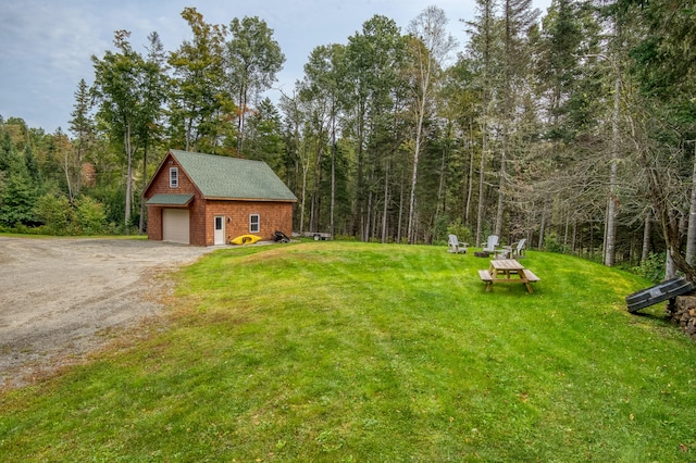 view of yard featuring an outdoor structure and a garage