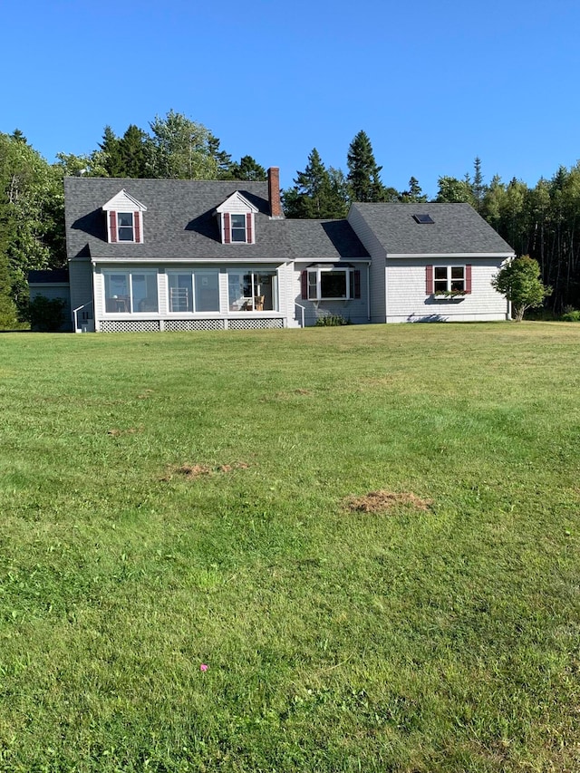 view of front of home featuring a front lawn