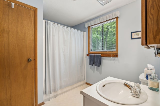 full bath with baseboards, vanity, visible vents, and a shower with curtain