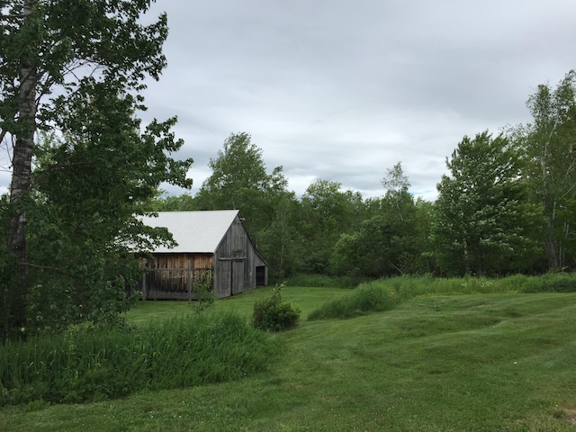 view of yard with an outdoor structure