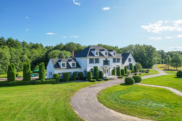 view of front of property featuring a front lawn