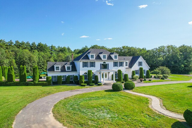 view of front of house featuring a front lawn