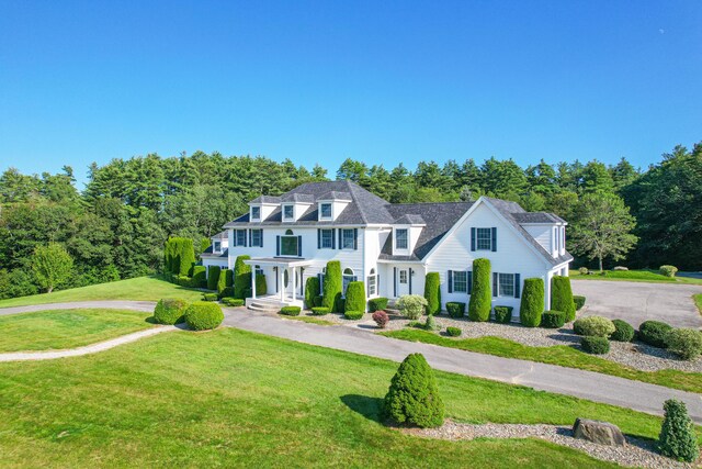 view of front of property featuring a front lawn