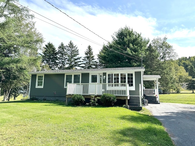 view of front of property featuring a front yard and a porch