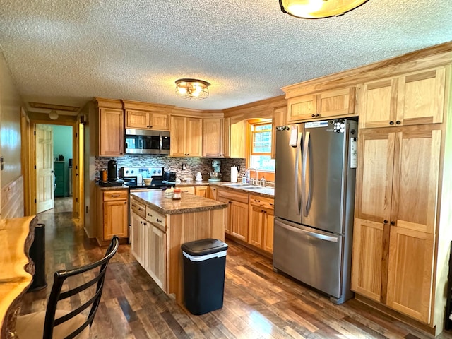 kitchen featuring stainless steel appliances, dark wood-style floors, a center island, and decorative backsplash