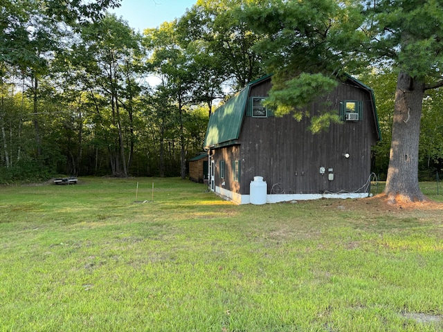 view of yard featuring an outdoor structure