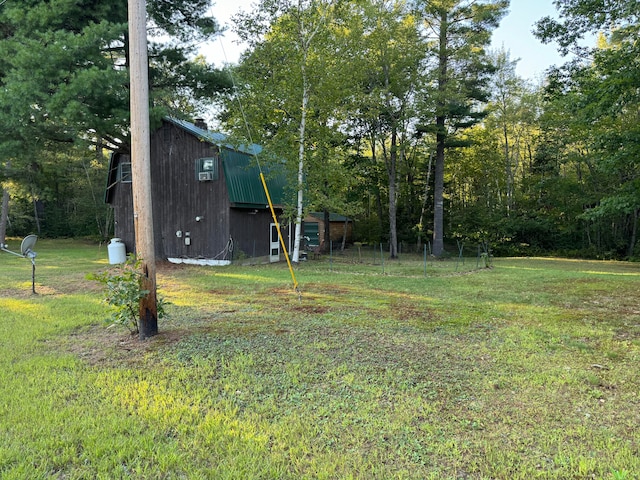 view of yard with an outdoor structure