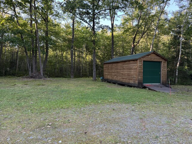 view of yard featuring a shed