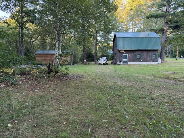 view of yard with a storage unit