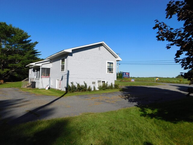 view of side of property featuring a lawn