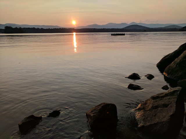 water view with a mountain view