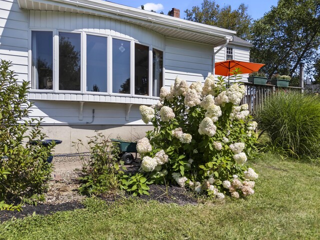 view of side of property featuring a lawn