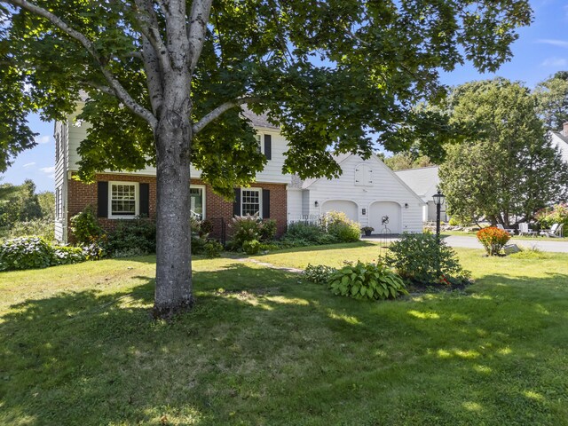 view of front of house with a front lawn