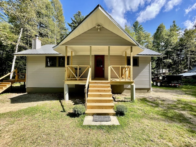 view of front of house featuring covered porch and a front yard