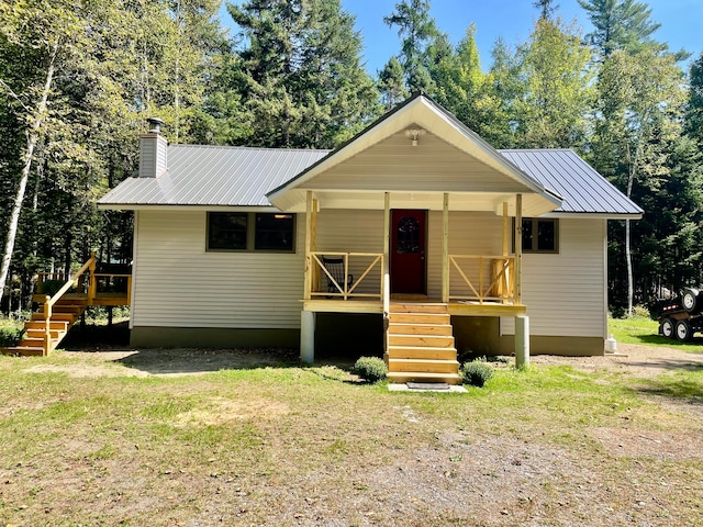 view of front of home featuring a front lawn and covered porch