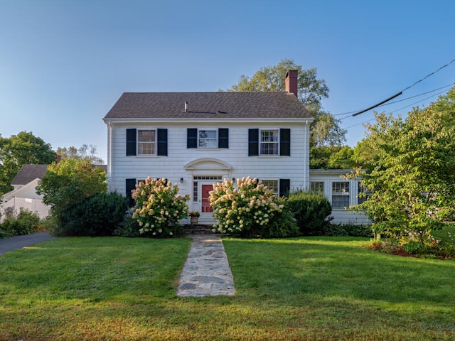 colonial home featuring a front yard