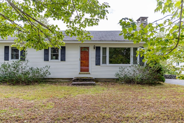 ranch-style home featuring a front lawn