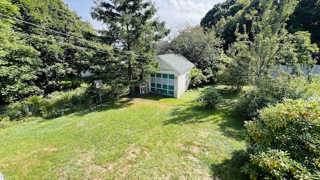 view of yard with an outdoor structure