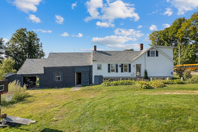 view of front of home featuring a front yard