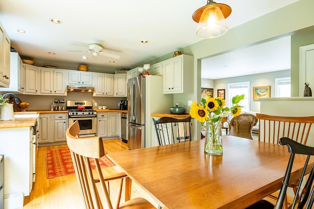 dining space with a ceiling fan, recessed lighting, and light wood-style floors