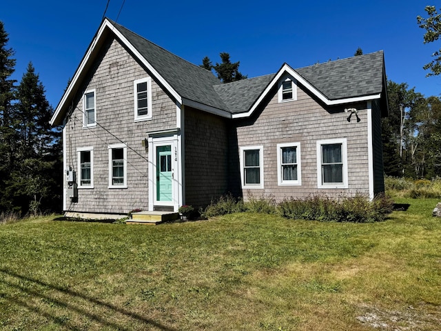 view of front of property featuring a front lawn