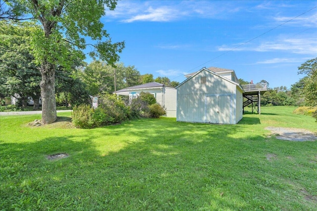 view of yard with a storage unit