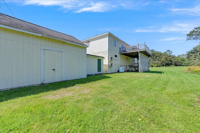 view of yard featuring a shed