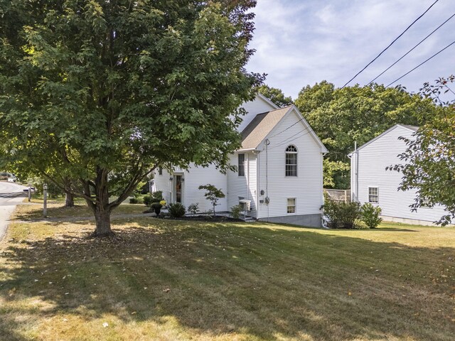 view of front of home featuring a front yard