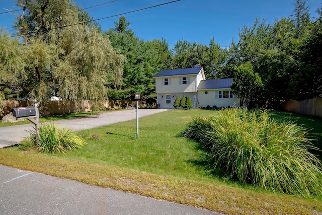 view of front of house featuring a front lawn