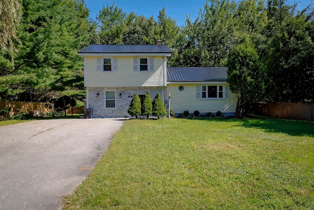 view of front of property featuring a front yard