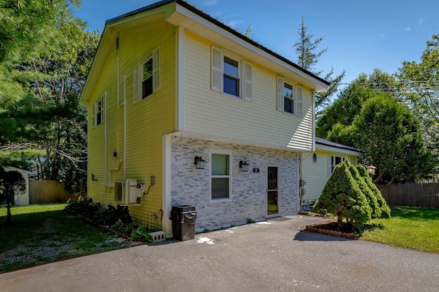 view of front of property featuring a front lawn