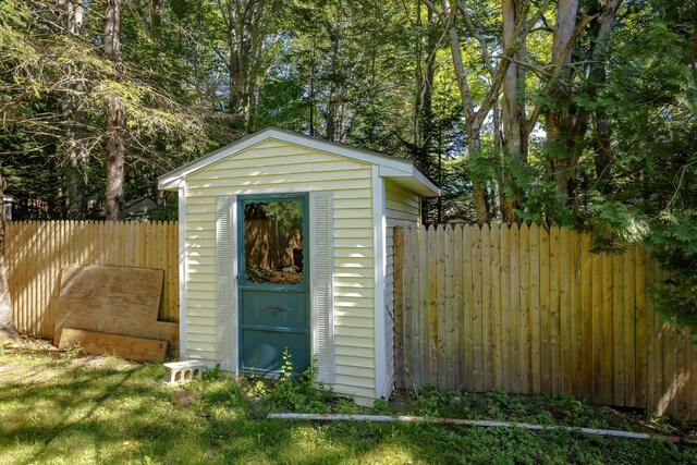 view of outdoor structure featuring a yard