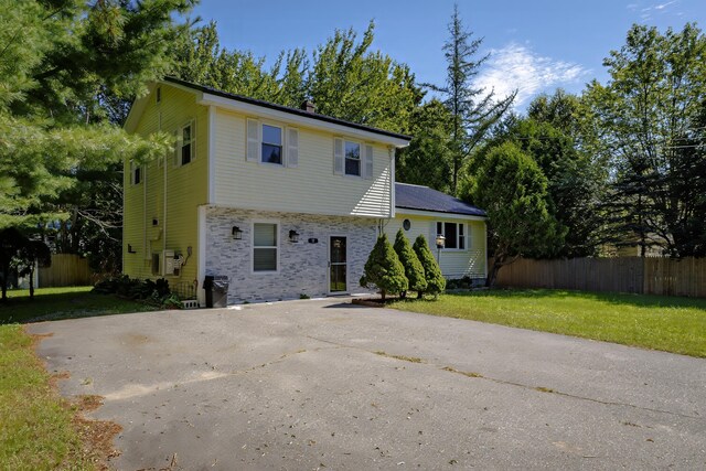 view of front facade featuring a front lawn