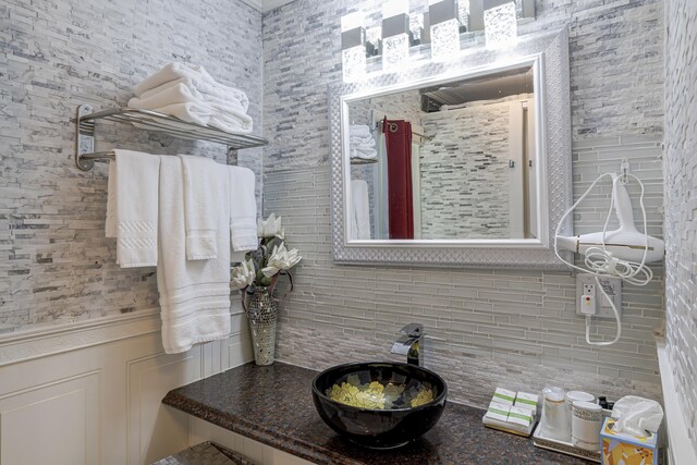 bathroom with decorative backsplash