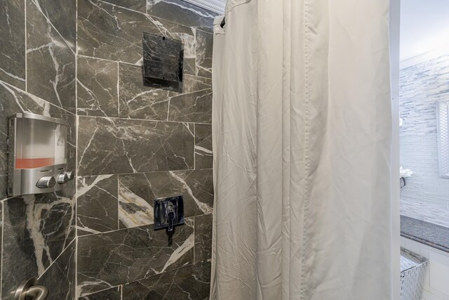 details featuring a shower with shower curtain