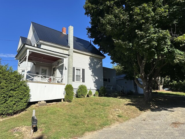 view of front of property with a front yard