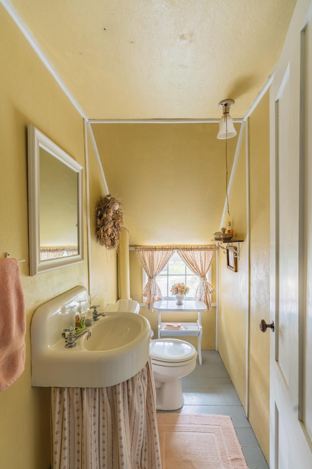 bathroom featuring a textured ceiling, sink, and toilet