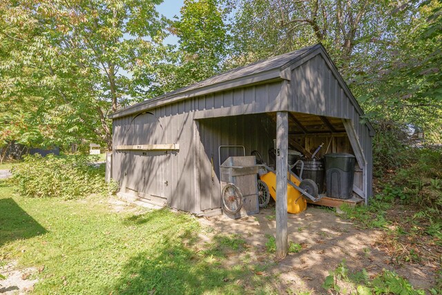 view of outbuilding with a lawn