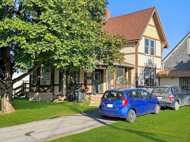 view of front facade with a front yard