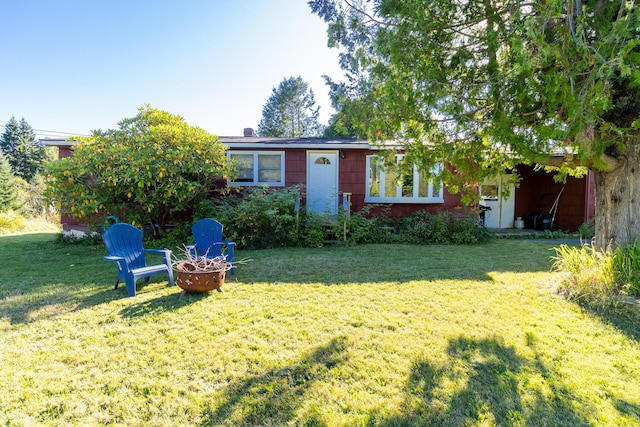 view of front facade featuring a front yard