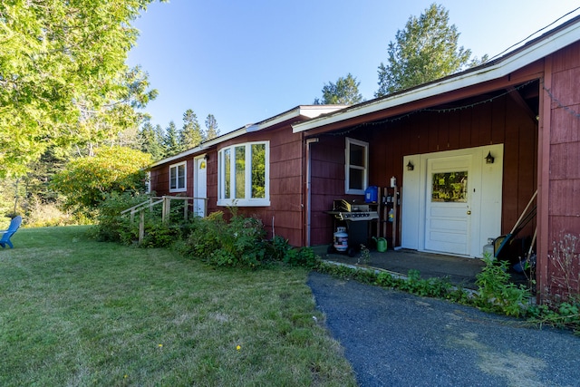 exterior space featuring a lawn