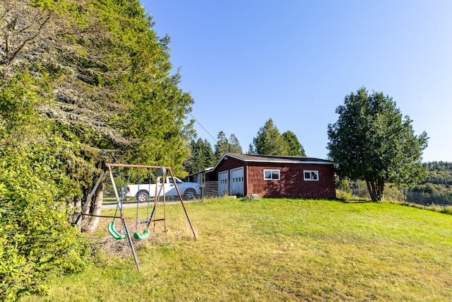 view of yard featuring an outdoor structure and a garage